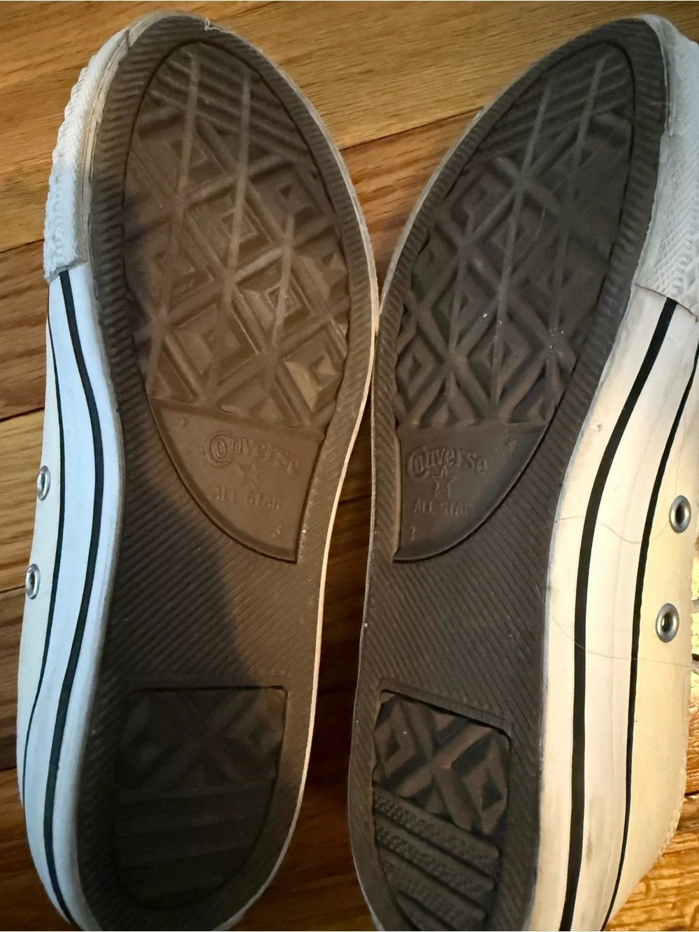 White Converse Low Top sneakers